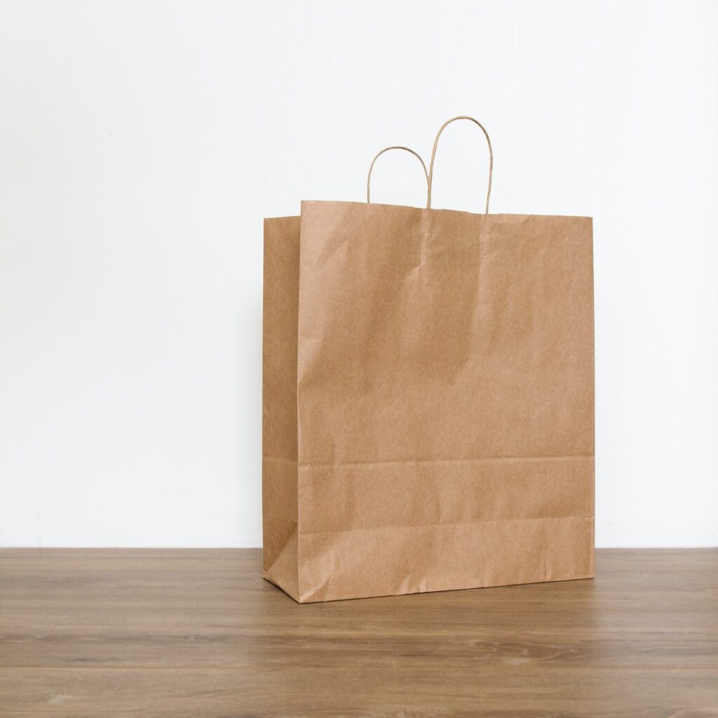 Boutiques physiques : quels avantages à adopter les sacs en papier kraft ?